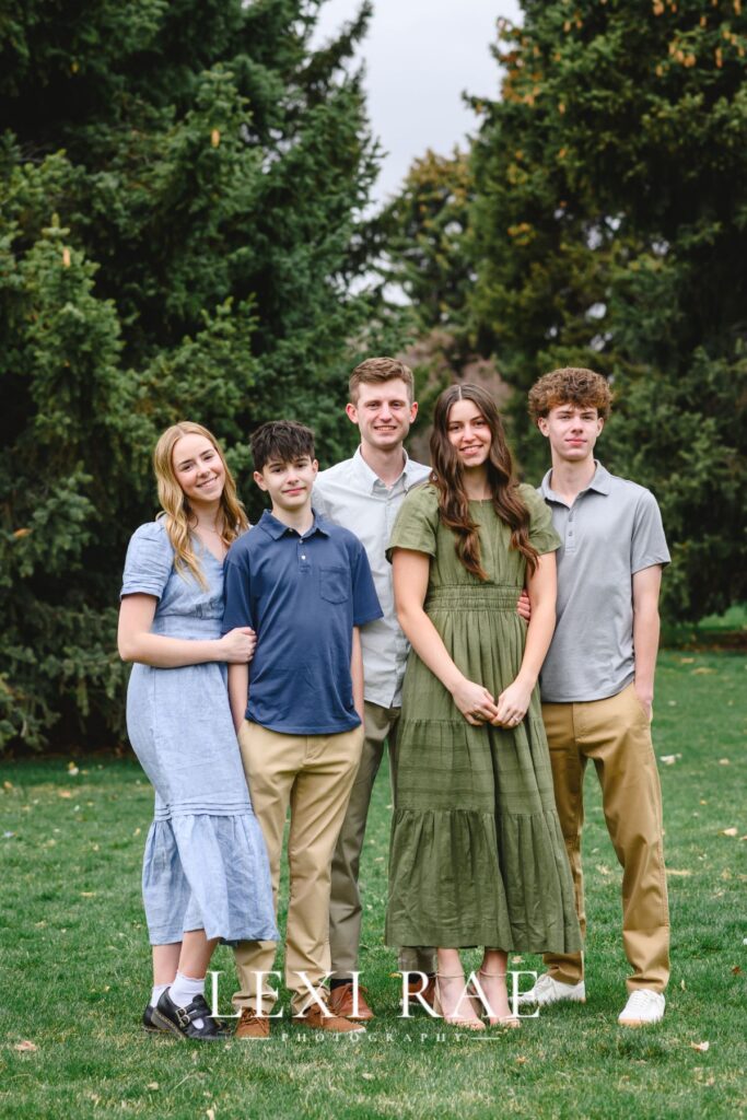 Five siblings posing for a sibling portrait together in Utah